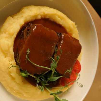 Томлёные говяжьи щёчки