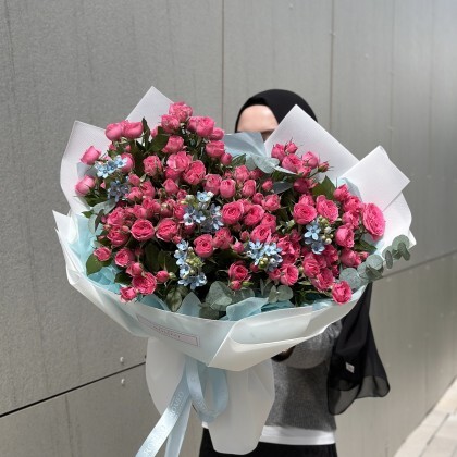 Кустовые розы и твидия