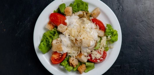 Салат Цезарь с денерским соусом