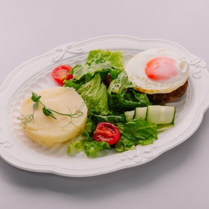 Бифштекс с яйцом и картофельным пюре