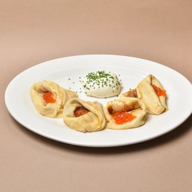 Қызыл уылдырық қосылған алтын түстес, нәзік құймақтар.