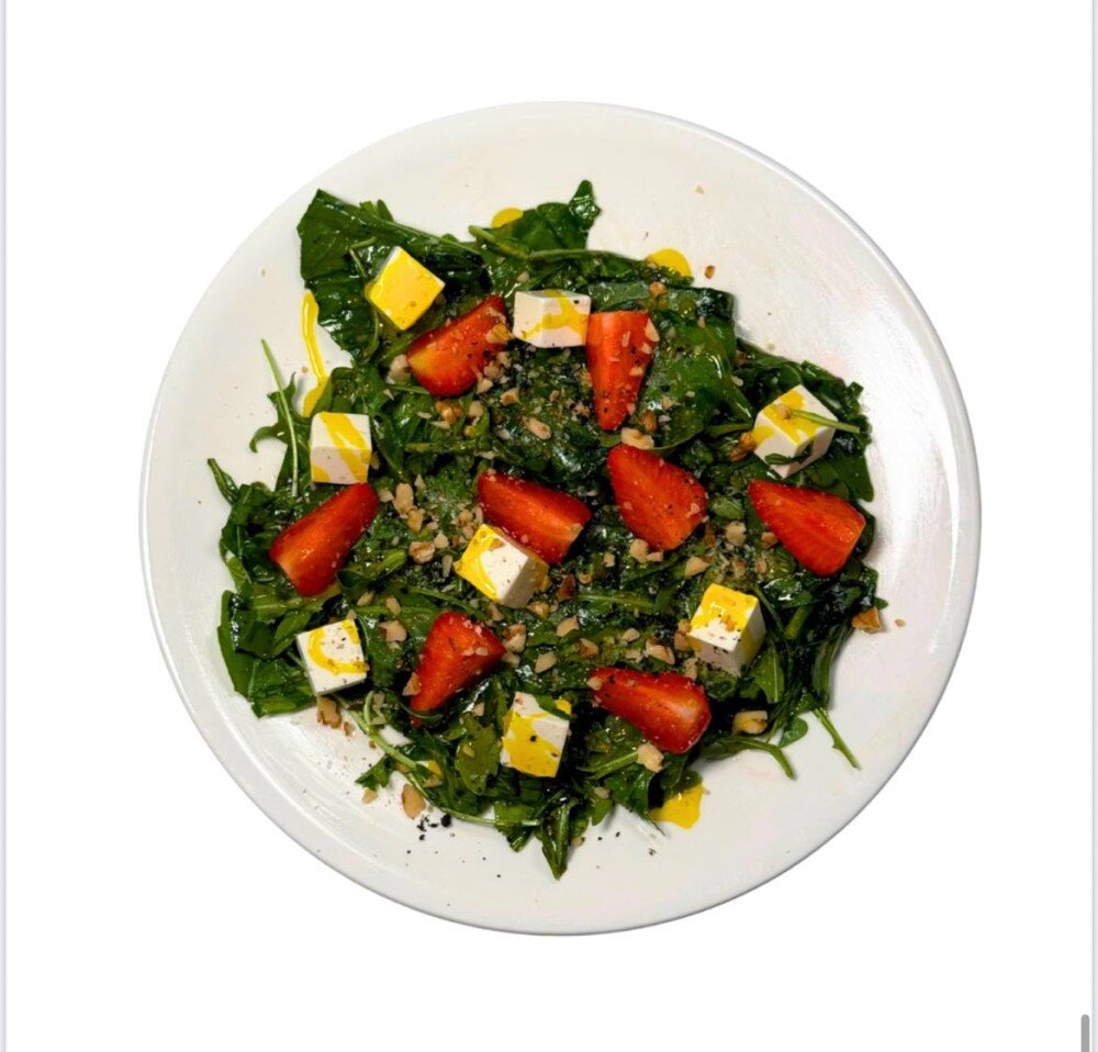 Салат с фетой и клубникой