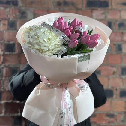 Гортензия и тюльпаны