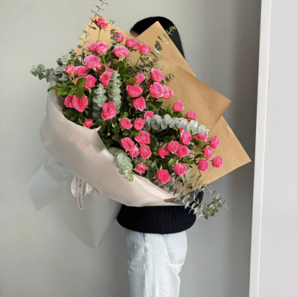 Кустовая роза в крафтовом оформлении