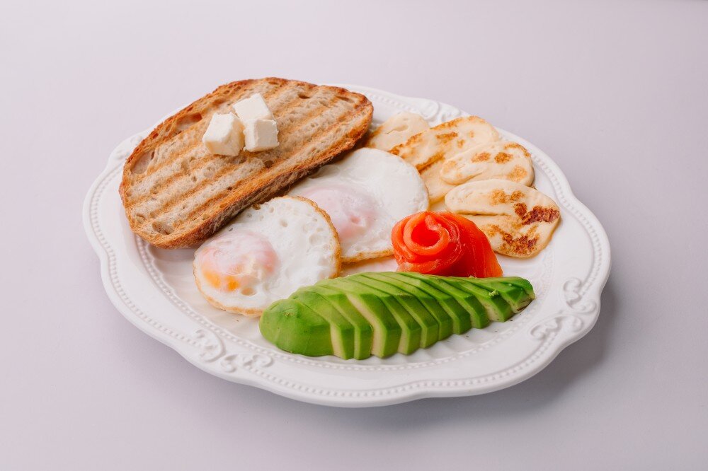 Завтрак с сыром халуми и лососем