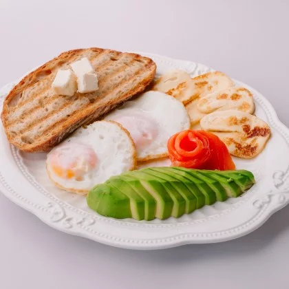 Завтрак с сыром халуми и лососем