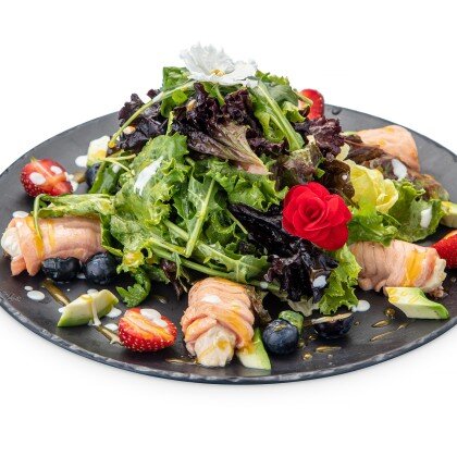 Теплый салат с рулетом из лосося