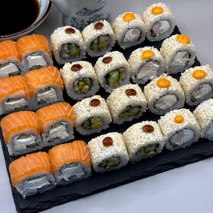 Лосось угорь креветка